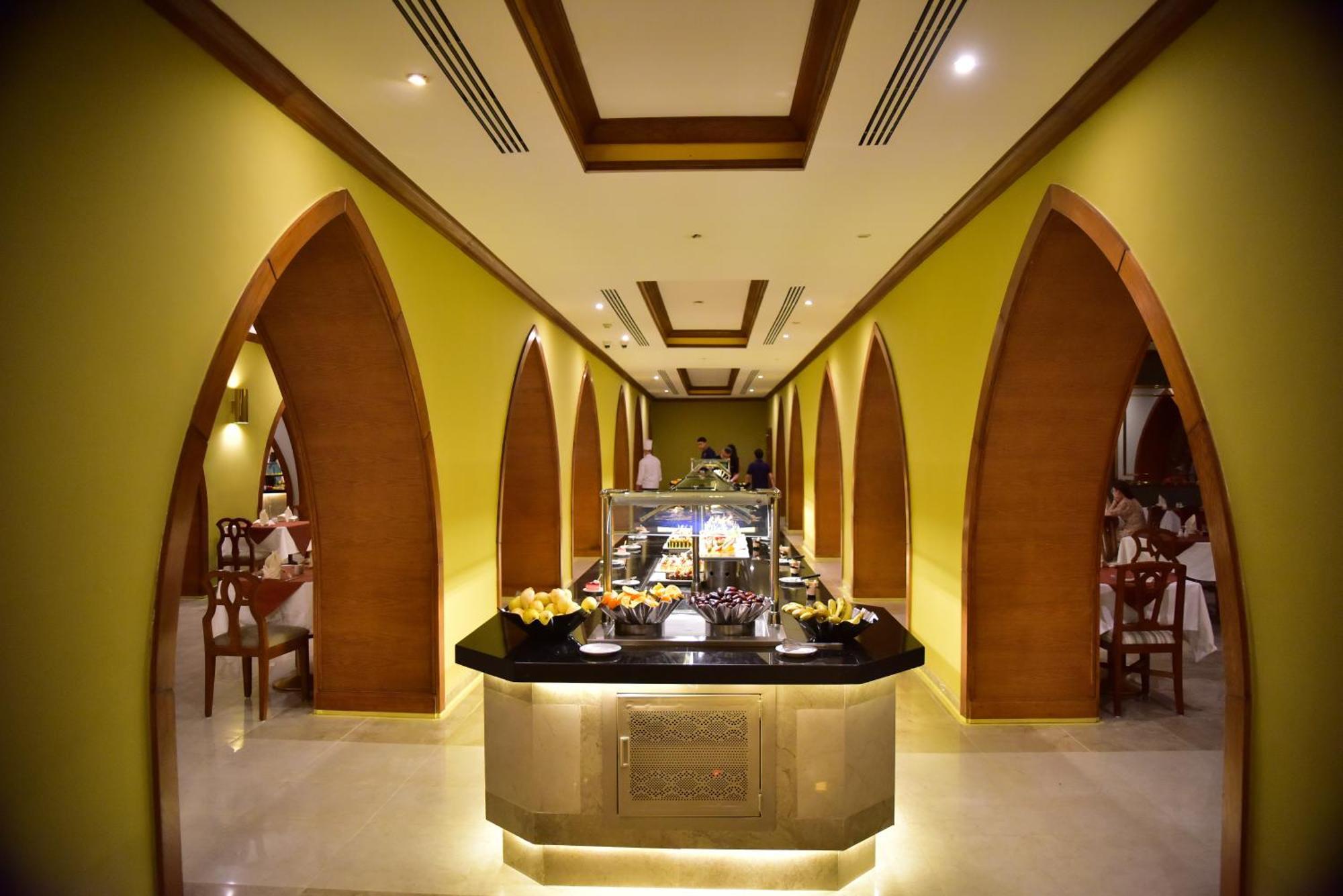 The Grand Hotel Sharm El Sheikh Εξωτερικό φωτογραφία The buffet at the hotel