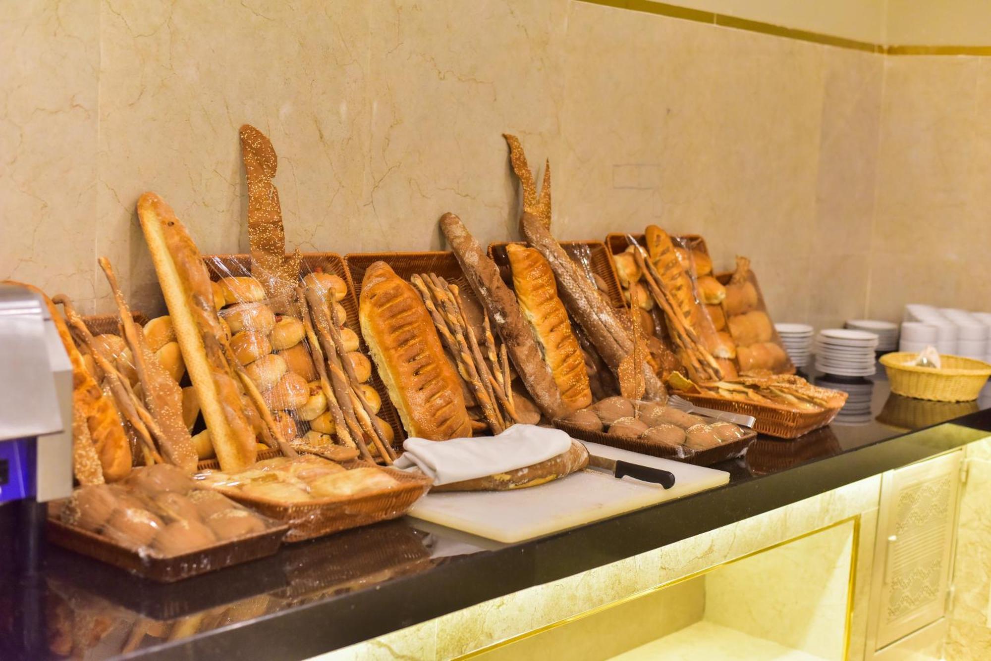 The Grand Hotel Sharm El Sheikh Εξωτερικό φωτογραφία Bread at a buffet