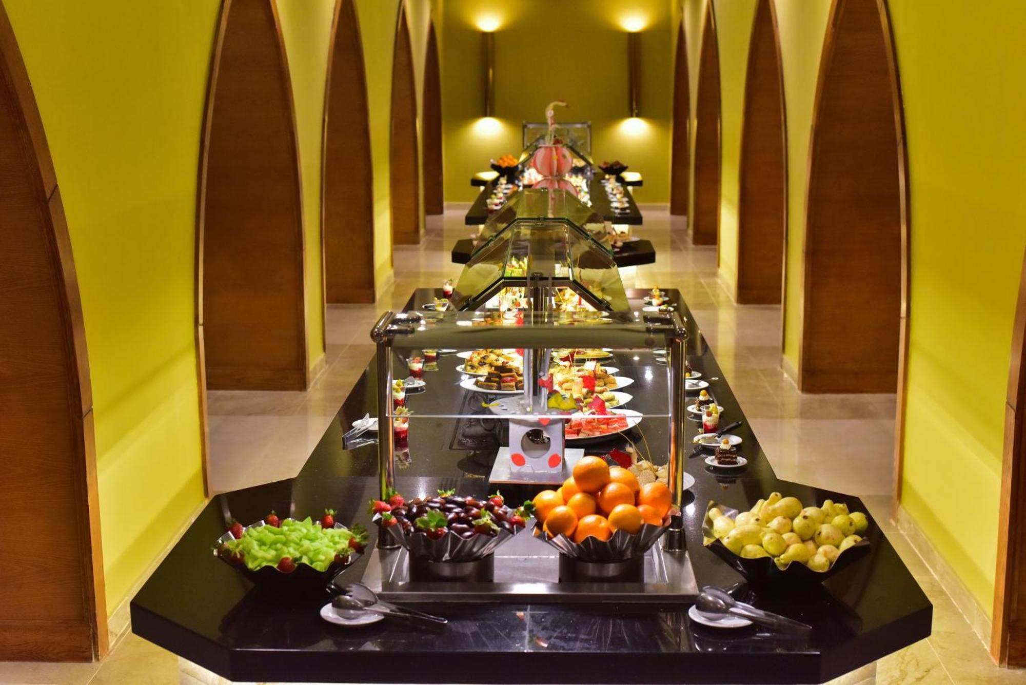 The Grand Hotel Sharm El Sheikh Εξωτερικό φωτογραφία A buffet at a hotel