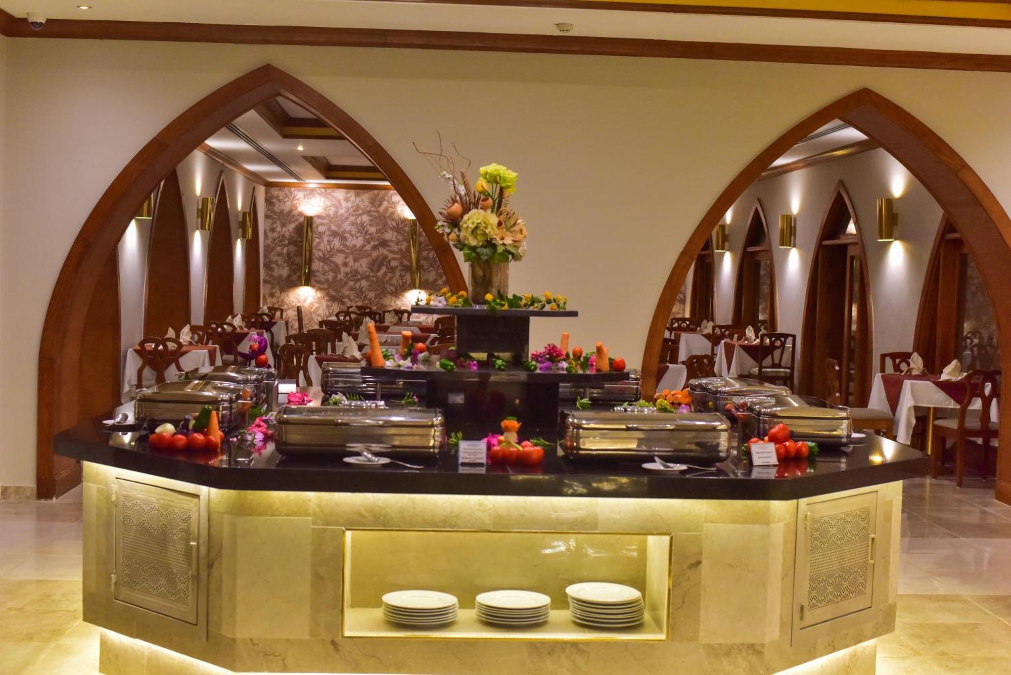 The Grand Hotel Sharm El Sheikh Εξωτερικό φωτογραφία A buffet at a hotel