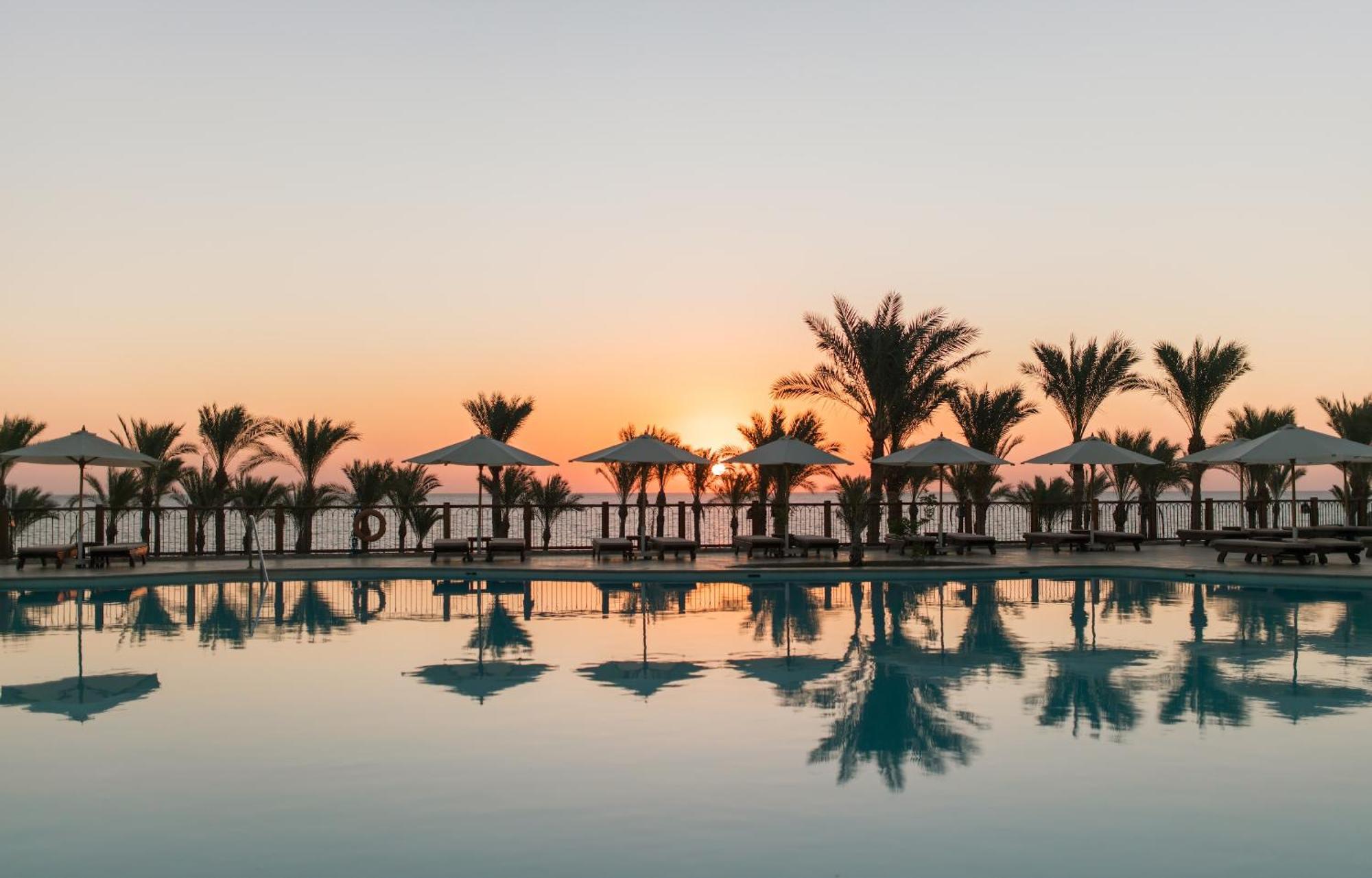 The Grand Hotel Sharm El Sheikh Εξωτερικό φωτογραφία Sunset at the Hilton Sharm El Sheikh